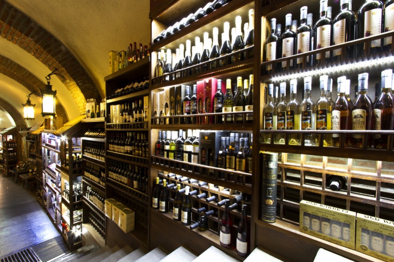 bar-LE BOURGUET-min_world_street_travel_shop_canon_georgia_wine_bottles-429767